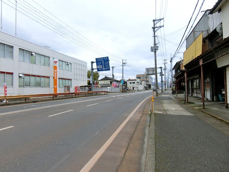 【前面道路】
阿賀野郵便局は道路の向かい側に、第四北越銀行も近くにあり便利です。