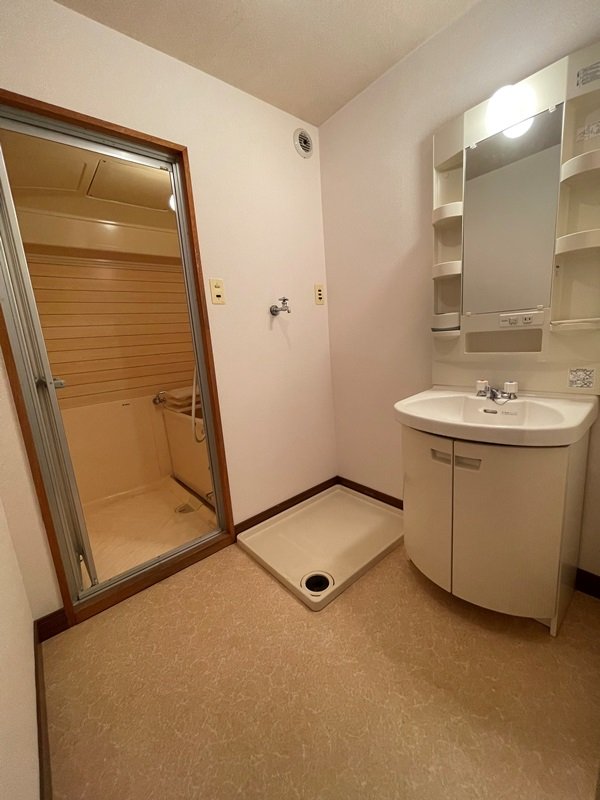 【洗面】
扉付きの独立した洗面・脱衣室があります。