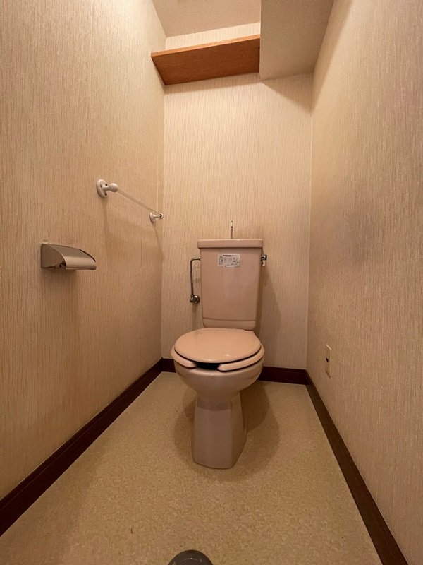 【トイレ】
便座の交換などの、一部だけのリフォームも承ります。是非ご相談ください。
