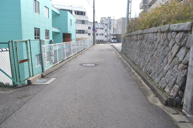 【前面道路】
新潟小学校・寄居中学校ともに500m圏内で、子育て世代のご家族にもオススメの売地です。