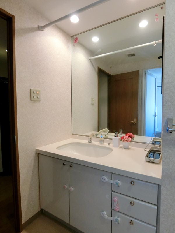 【洗面室】
大きな鏡が魅力の洗面台です。収納スペースもたっぷりあります。
