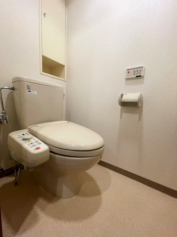 【トイレ】
手洗器が別についているタイプのトイレで、便座は温水洗浄式です。備え付けの収納もあり便利です。